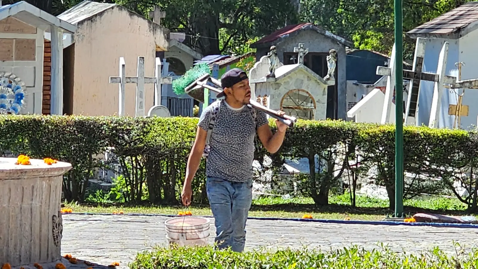 Previo al Día de Muertos, limpian las tumbas de otros