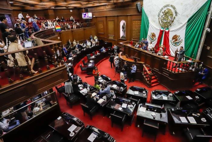  Prohíbe 76 Legislatura que prestadores de servicios públicos de transporte, trasladen a menores que viajen solos