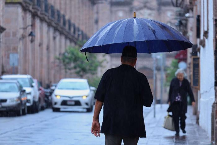 Pronostican lluvias muy fuertes y calor intenso para Michoacán este lunes