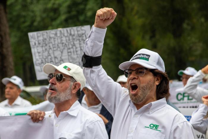 Protestan jubilados de CFE; acusan que les ‘fundieron’ sus pensiones