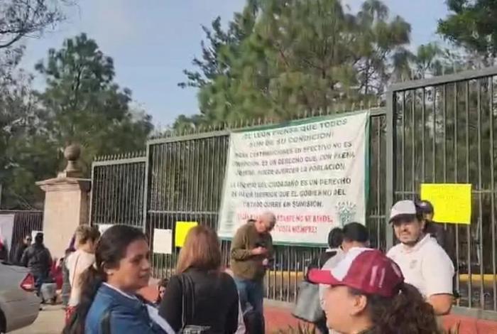 Protestan trabajadores de Salud en Casa Michoacán; va una semana de bloqueos