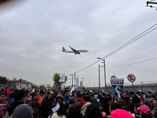 Protestas de la CNTE bloquean accesos al AICM en CDMX