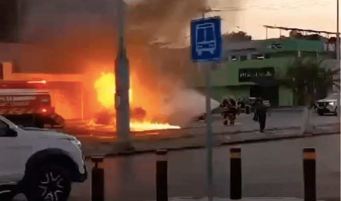 ¡Qué cosa! Mujer prende fuego a un auto y luego se va