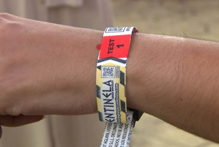 ¿Qué es la Pulsera Centinela que detecta drogas en bebidas y que el Congreso pide implementar?