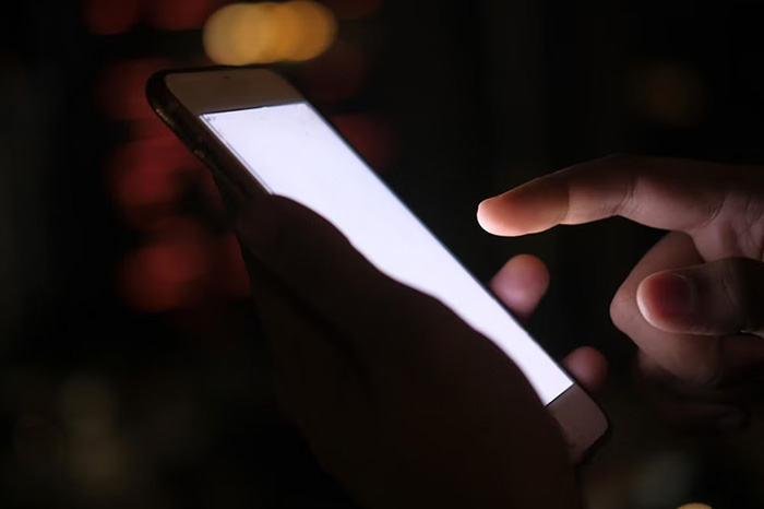 ¿Qué implica el decreto que busca prohibir contenido digital que incite a la violencia en escuelas?