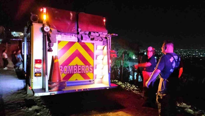 Queda en cenizas casa de madera en la colonia Ampliación Leandro Valle