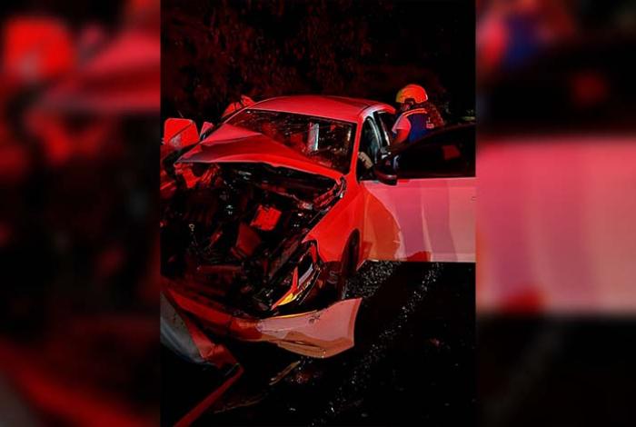 Quedan heridas dos personas en un aparatoso choque en la Autopista Siglo XXI
