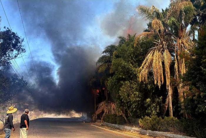 Quema de pastizal se sale de control y daña vehículos y un domicilio en Uruétaro, Tarímbaro