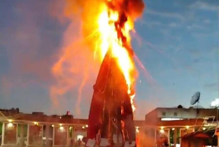 Queman árbol navideño en Zitácuaro durante protesta por el asesinato de Ángeles Esquivel