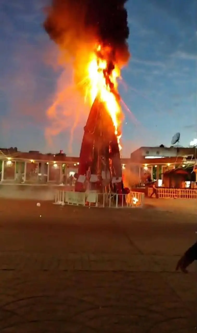 Queman árbol navideño en Zitácuaro durante protesta por el asesinato de Ángeles Esquivel
