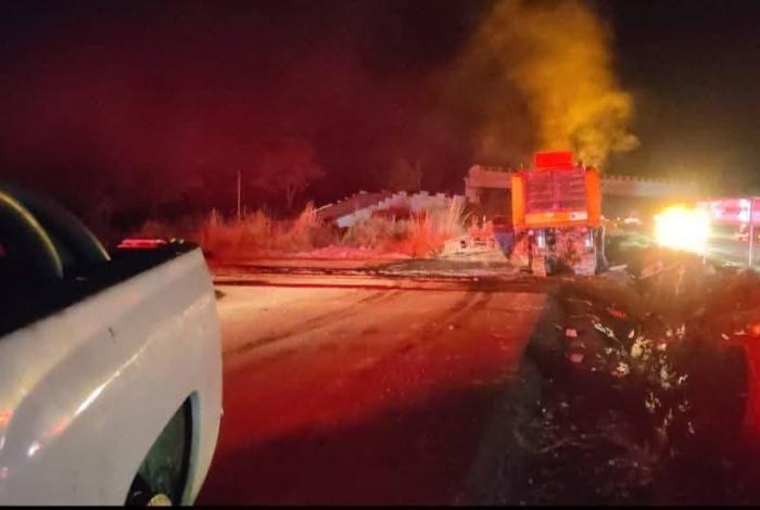 Queman dos máquinas de empresa constructora en la autopista Siglo XXI