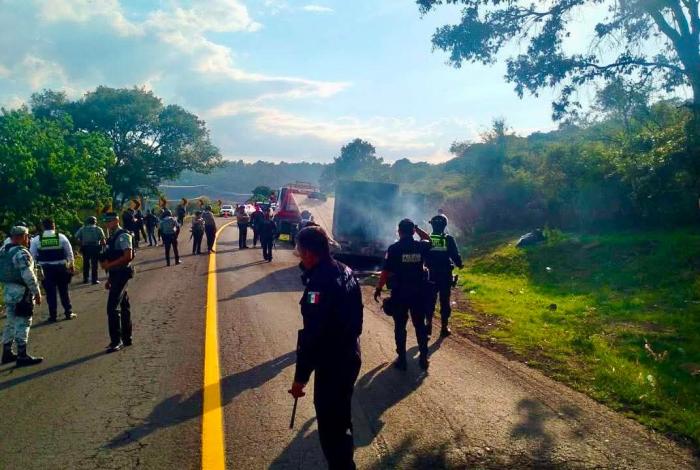 Queman vehículo de empresa de paquetería en la carretera El Correo-Quiroga