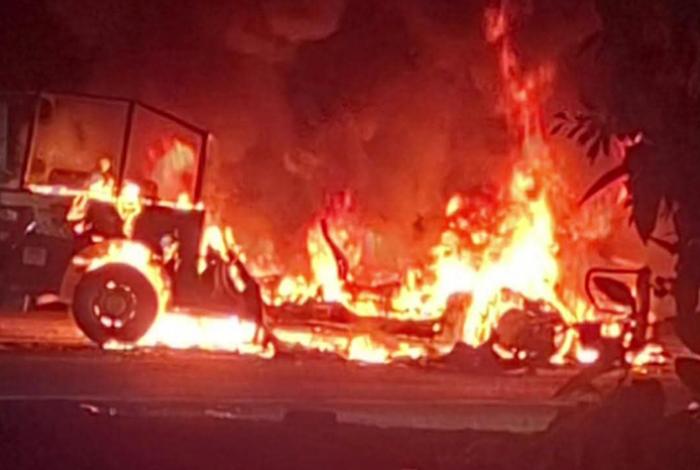 Queman vehículos tras asesinato de comuneros de Pomaro, municipio de Aquila