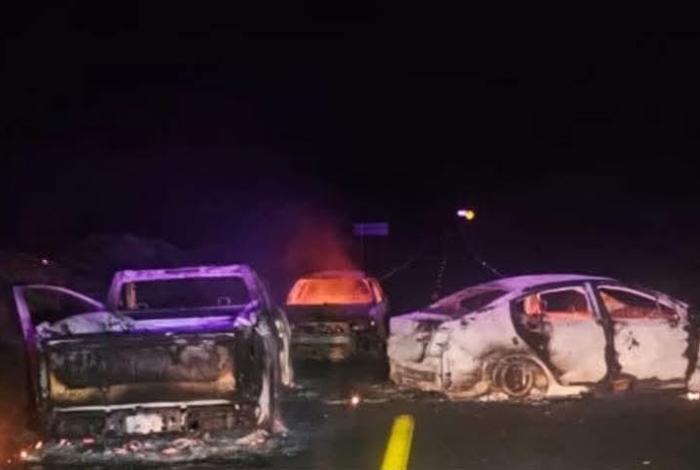 Queman y apilan tres vehículos en la carretera San Lucas-Huetamo