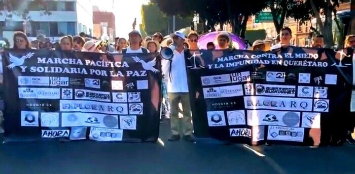 Querétaro: Marchan en silencio hasta el lugar de la masacre y claman justicia