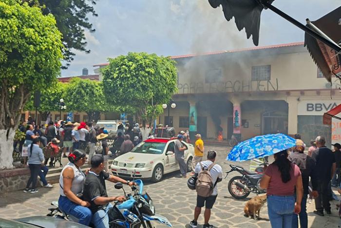 Radicalizan protesta en Chilchota: vecinos de Acachuén queman carros y vandalizan alcaldía