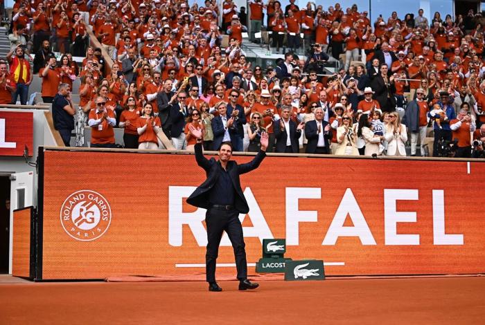 Rafael Nadal recibe emotivo homenaje en Roland Garros