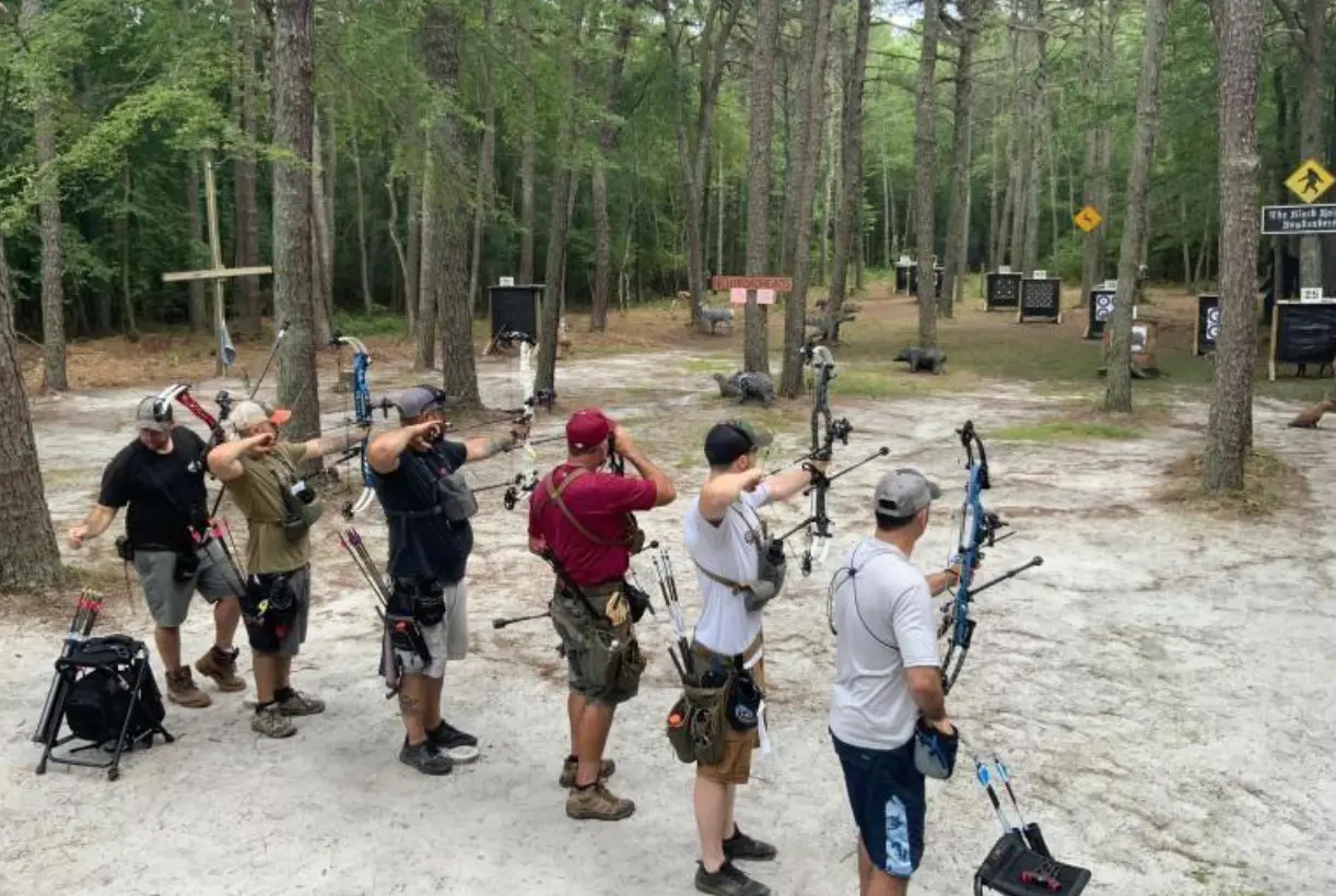 Rayo impacta campo de tiro con arco: muere instructor y 14 personas resultan heridas