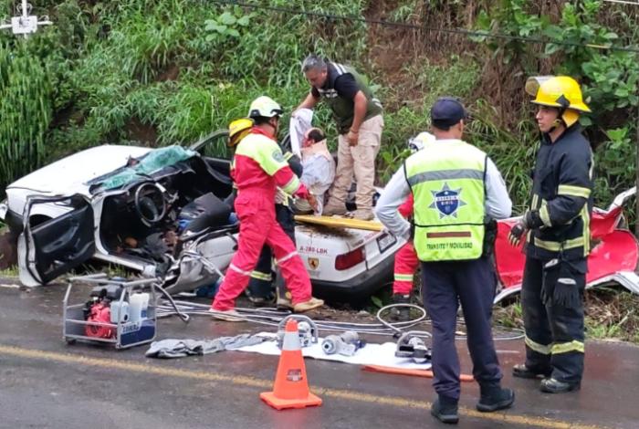 Árbol cae y aplasta a taxi en Tacámbaro; hay un muerto y tres heridos