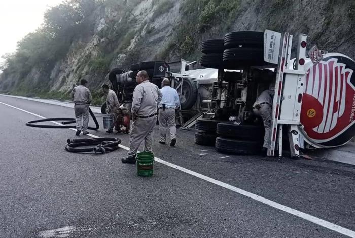 Reabren circulación en la Siglo XXI tras accidente de pipa