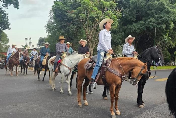 Realizan cabalgata por la paz en Uruapan, en honor al alcalde Carlos Manzo
