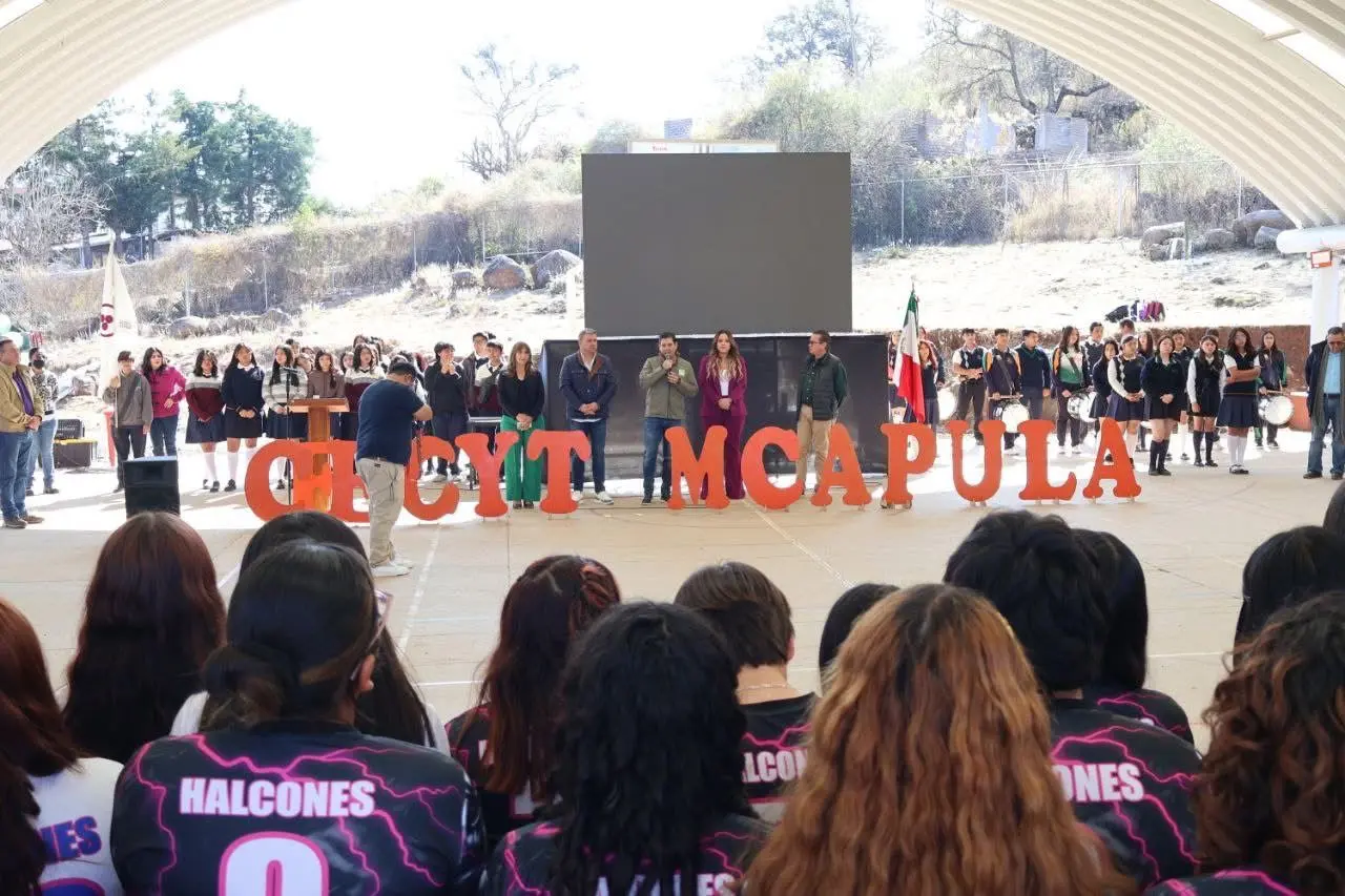 Realizan Xóchitl Ruíz y Ernesto Núñez entrega de uniformes deportivos a estudiantes del CECyTEM Capula