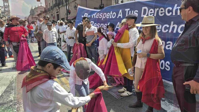 Recaban 7 mil firmas para apoyar prohibición de menores en corridas de toros