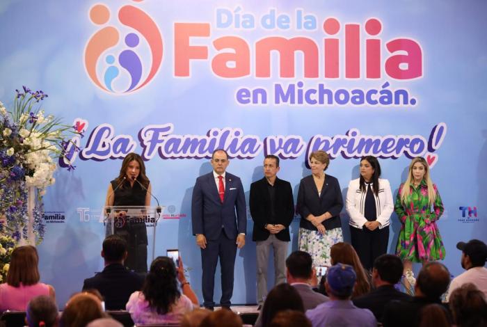 Recibe Paola Delgadillo Hernández, presidenta de DIF Morelia, reconocimiento del Congreso del Estado