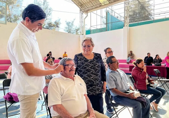  Reciben adultos mayores de Quiroga aparatos auditivos y optométricos