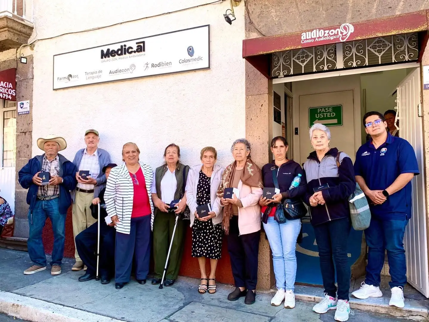 Reciben adultos mayores de Quiroga aparatos auditivos gracias a las gestiones del gobierno municipal