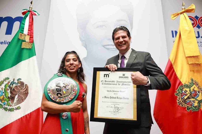  Reconoce Alfonso Martínez a la boxeadora Sol Vargas