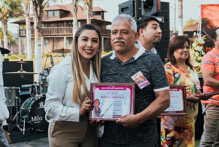 Reconoce Gobierno Municipal de Salvador Escalante a maestras y maestros en su día