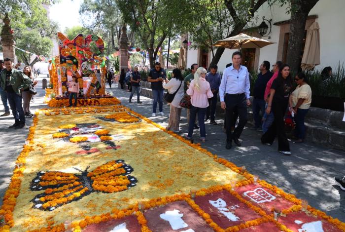 Recorre Alfonso Martínez altares y tapetes florales en plazas públicas