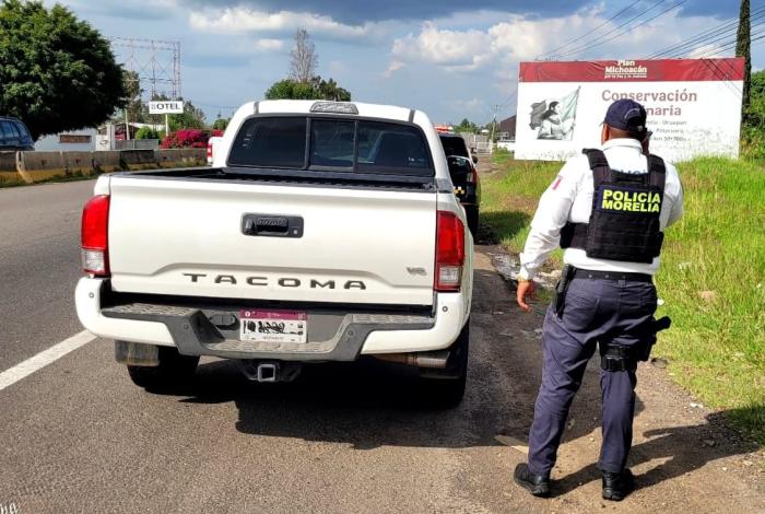 Recupera Policía Morelia camioneta con reporte de robo y detiene a tres hombres