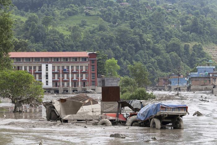 Recuperan 98 muertos tras la riada en Nepal y más de 700 personas desaparecidas