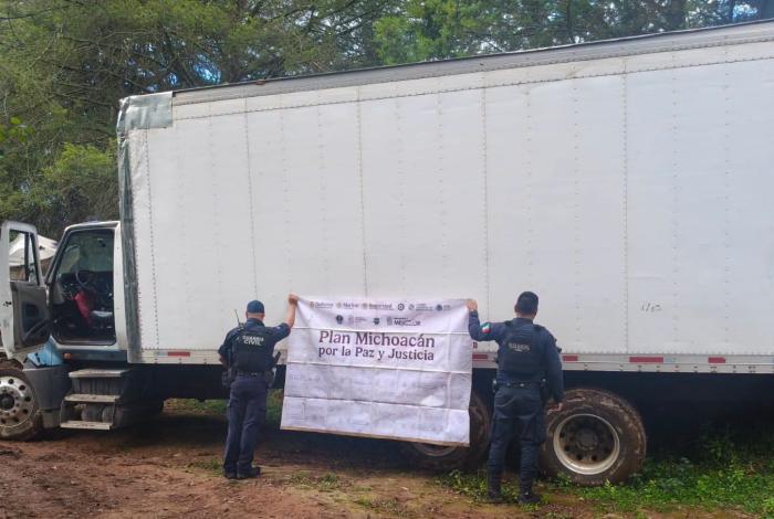 Recuperan camión con reporte de robo y cargado de aguacate