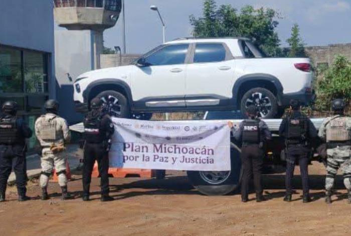 Recuperan en Uruapan camioneta con reporte de robo; estaba abandonada en la colonia Riyitos