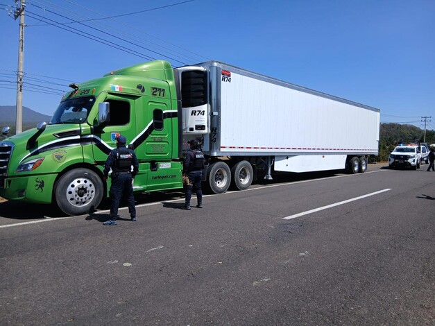 Recuperan tracto camión robado en Opopeo