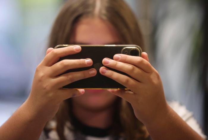 Redes sociales y televisión, principales canales de información climática para los jóvenes, según un informe
