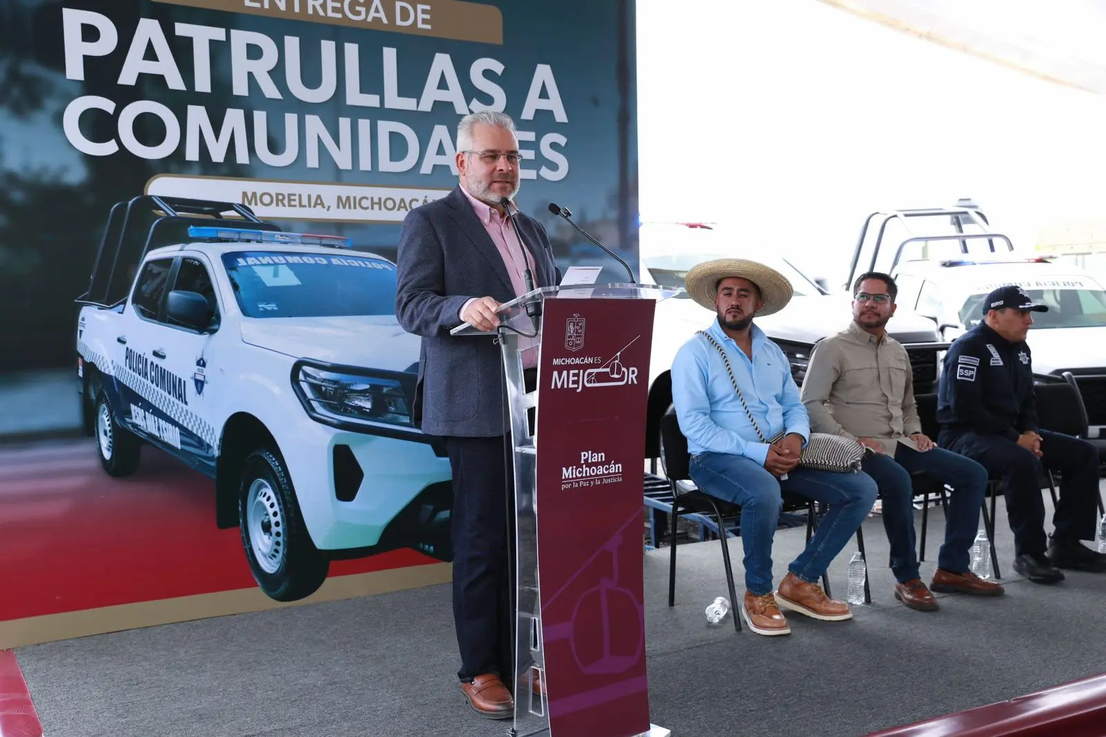 Refuerza Bedolla seguridad en comunidades indígenas con entrega de patrullas
