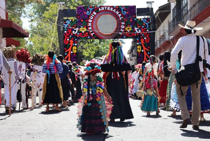 Refuerzan seguridad para el Tianguis Artesanal de Uruapan tras homicidio de Carlos Manzo