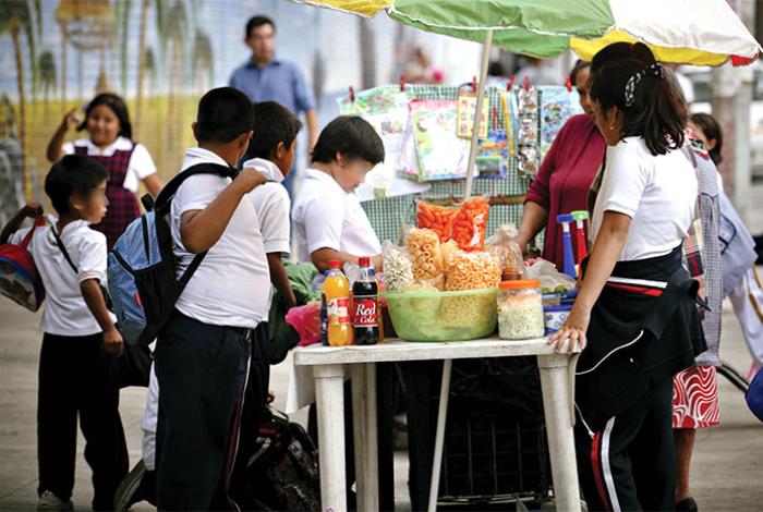 Refuerzan vigilancia a comida con sellos en escuelas; botanas buscan alternativas a la fritura