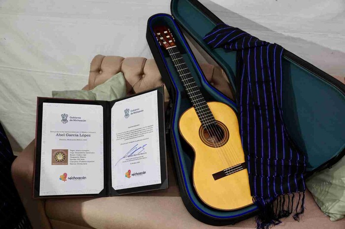  Regaló Bedolla guitarra de Paracho a Alejandro Sanz