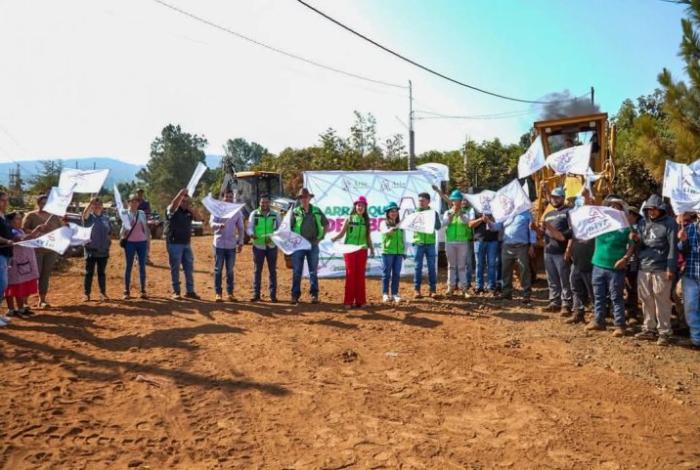 Rehabilitación de caminos e iluminación pública, una realidad en Ario con Yohana Mendoza