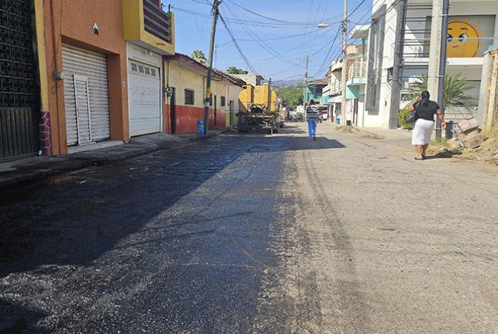 Rehabilitan con carpeta asfáltica la calle 16 de Septiembre, en Huetamo