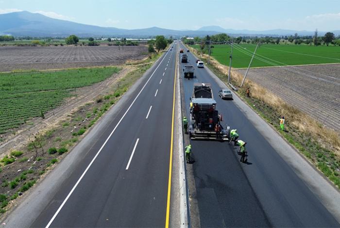 Repara Gobierno de México 5 mil kilómetros de red carretera federal con trenes de pavimentación