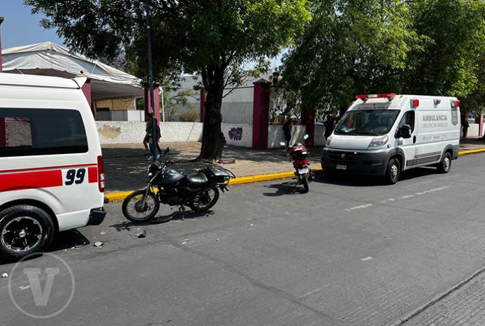 Repartidor de pizza resulta lesionado tras choque de motocicleta frente al Venustiano en Morelia