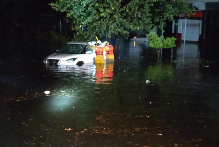 Reportan inundaciones en la colonia Mariano Escobedo