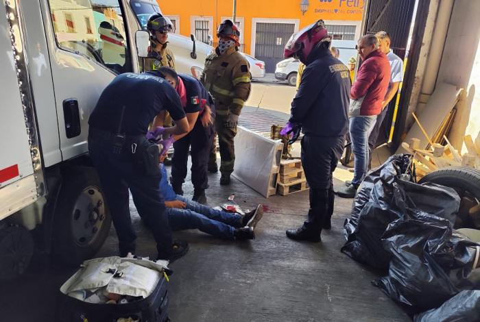 Rescatan a hombre que quedó prensado entre portón y tráiler