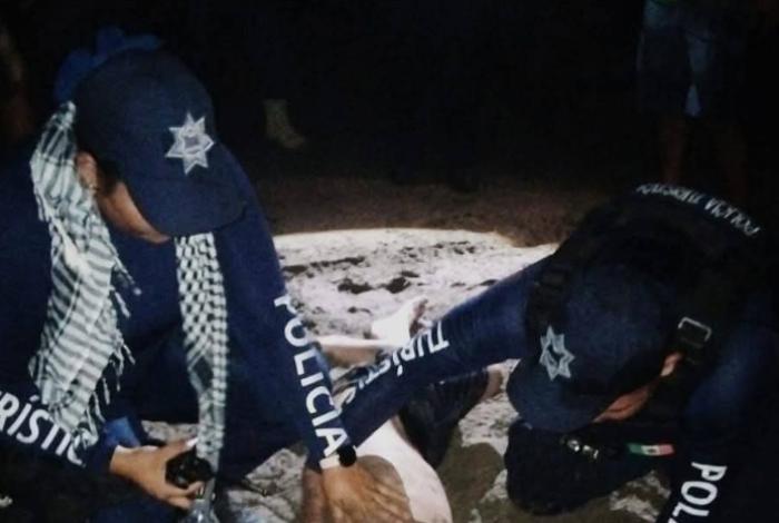 Rescatan a menor de morir ahogado en playa de Lázaro Cárdenas